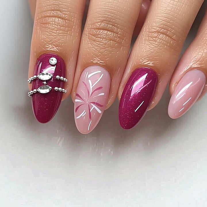 Künstlerisches Press-On-Nagelset mit floralen Mustern und Edelsteinakzenten Karnz