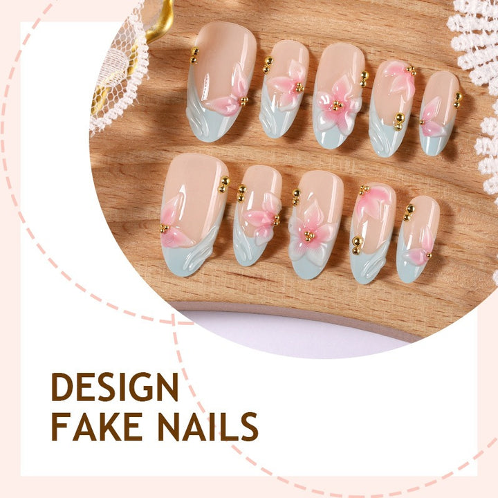 Kreatives Kunstnagelset mit zarten Blüten-Design und Glitzerakzenten Karnz