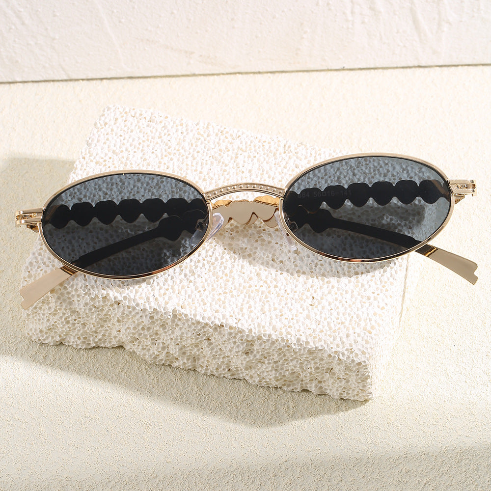 Modische Sonnenbrille mit Ovalem Rahmen und Luxuriösem Akzent Karnz