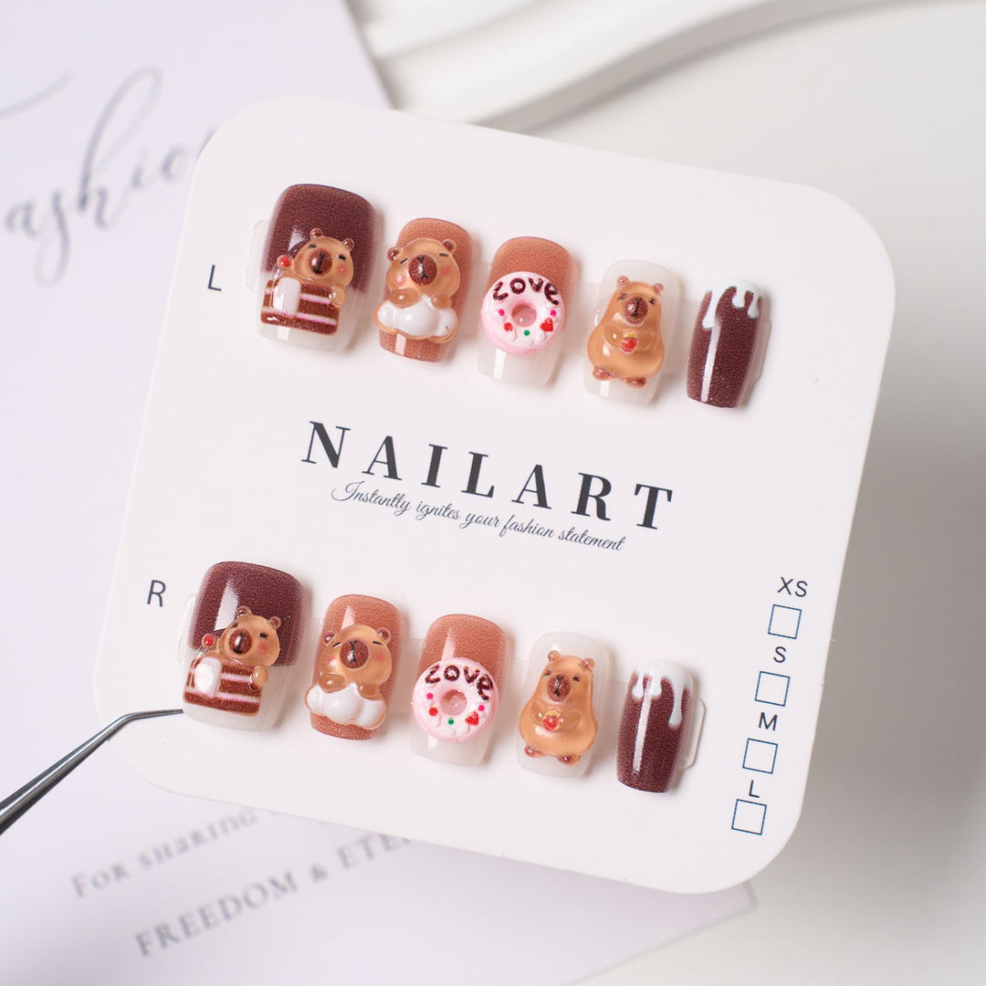 Elegantes Press-On-Nail-Art-Set mit floralen und gemstone Verzierungen Karnz