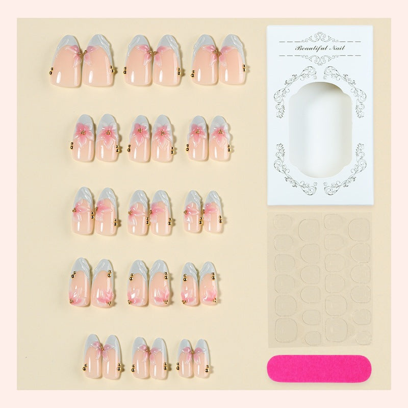 Kreatives Kunstnagelset mit zarten Blüten-Design und Glitzerakzenten Karnz