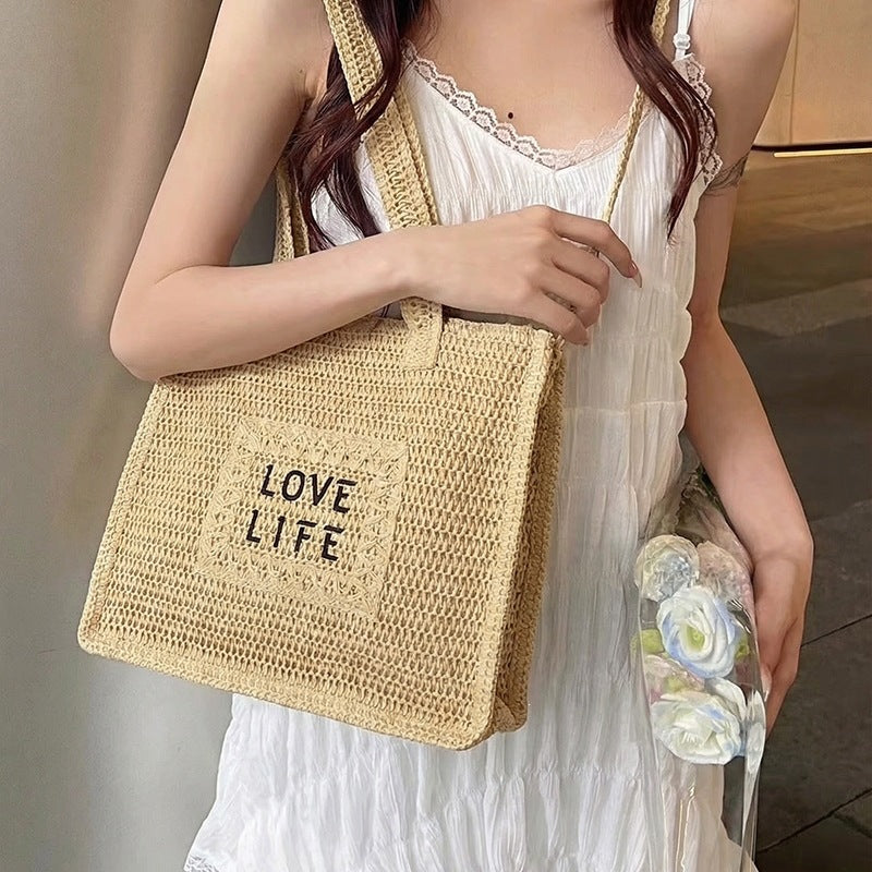Gewebte Strohtasche mit inspirierendem Druck