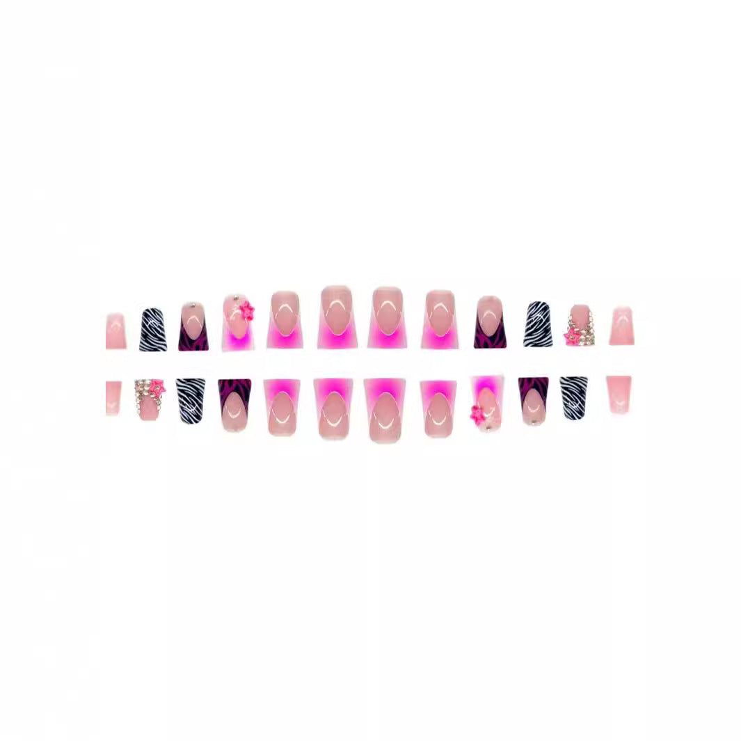 Künstlerische Glitter-Nagelverlängerungen Karnz