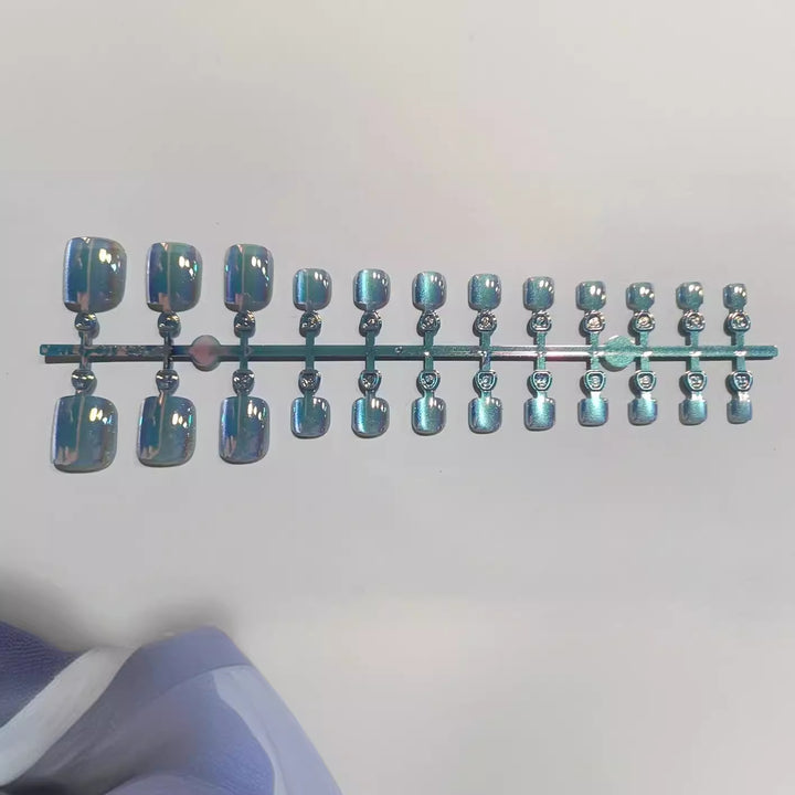 Künstlerisches Press-On-Nagelset mit irisierendem Finish Karnz