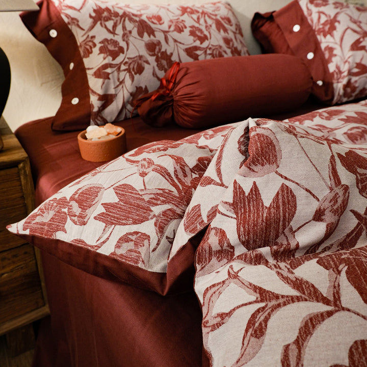 Gewebte Bettwäschegarnitur aus Baumwoll‑Leinen‑Mix mit dekorativem Blumenjacquard und feiner Kissenblende