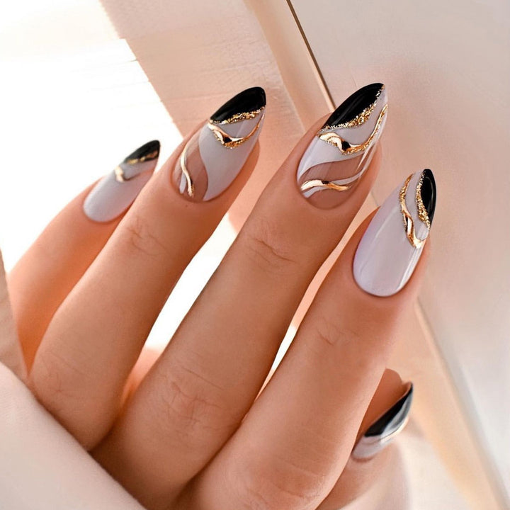 Kreatives Kunstnagelset mit Leopardenmuster und Glitzerakzenten Karnz