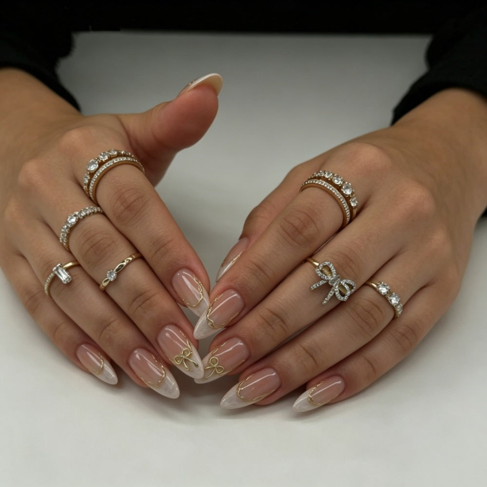 Elegantes Press-On-Nagelset mit goldenen Akzenten Karnz