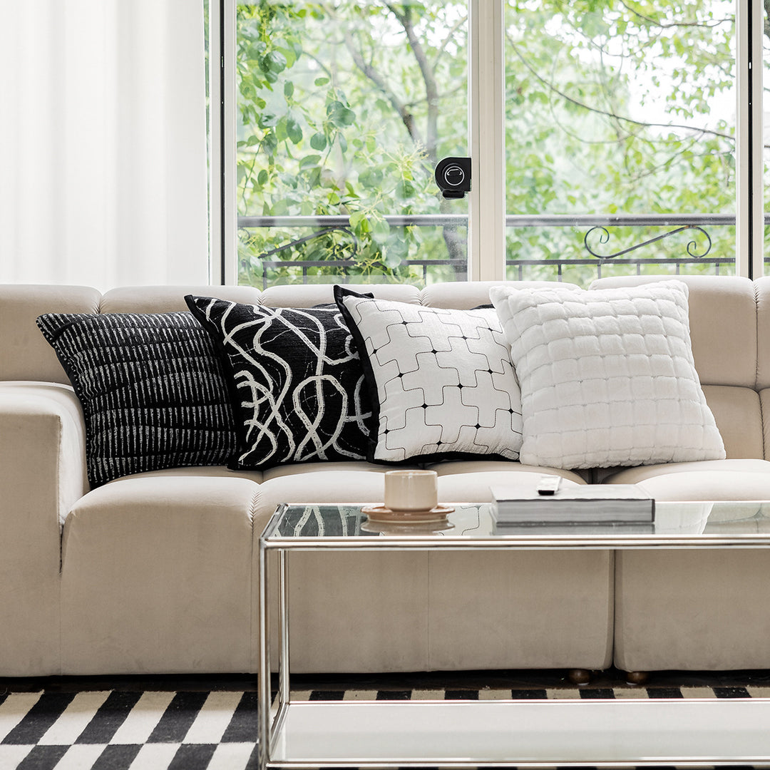 Designer Dekokissen mit modernem Linienmuster