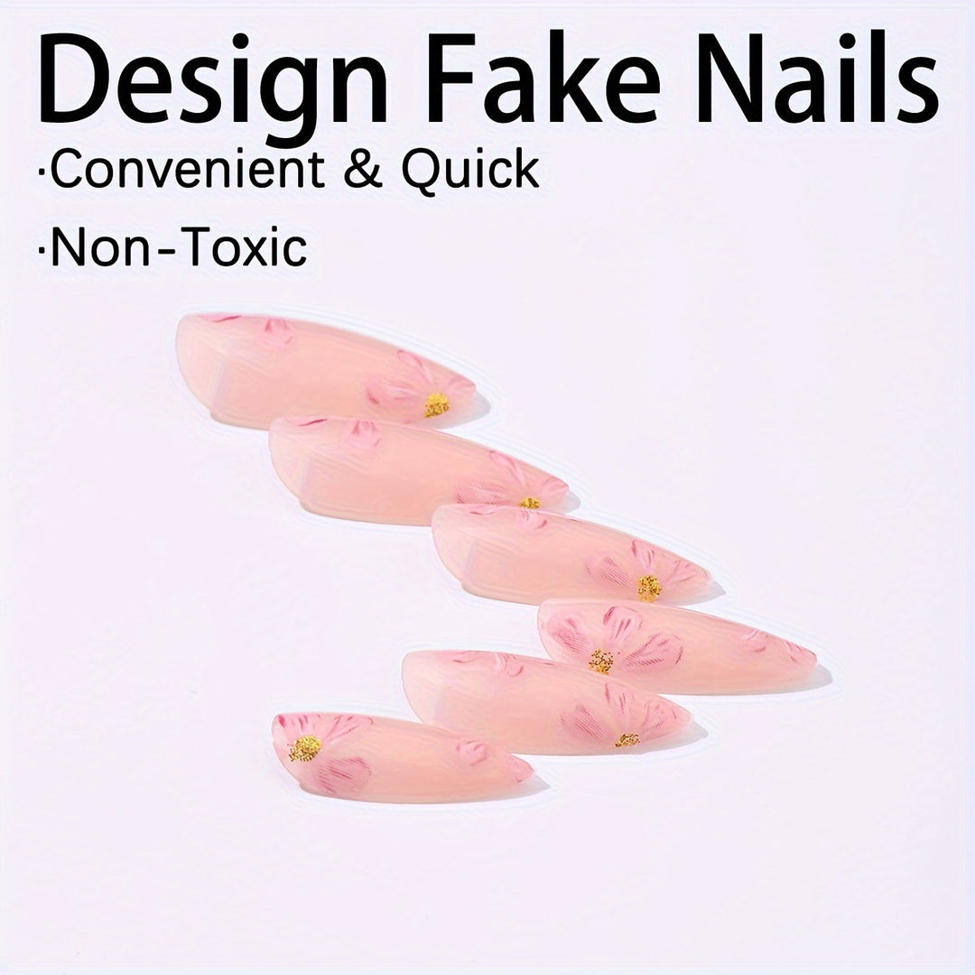 Kunstnagelset mit floralen Akzenten und Goldverzierungen Karnz
