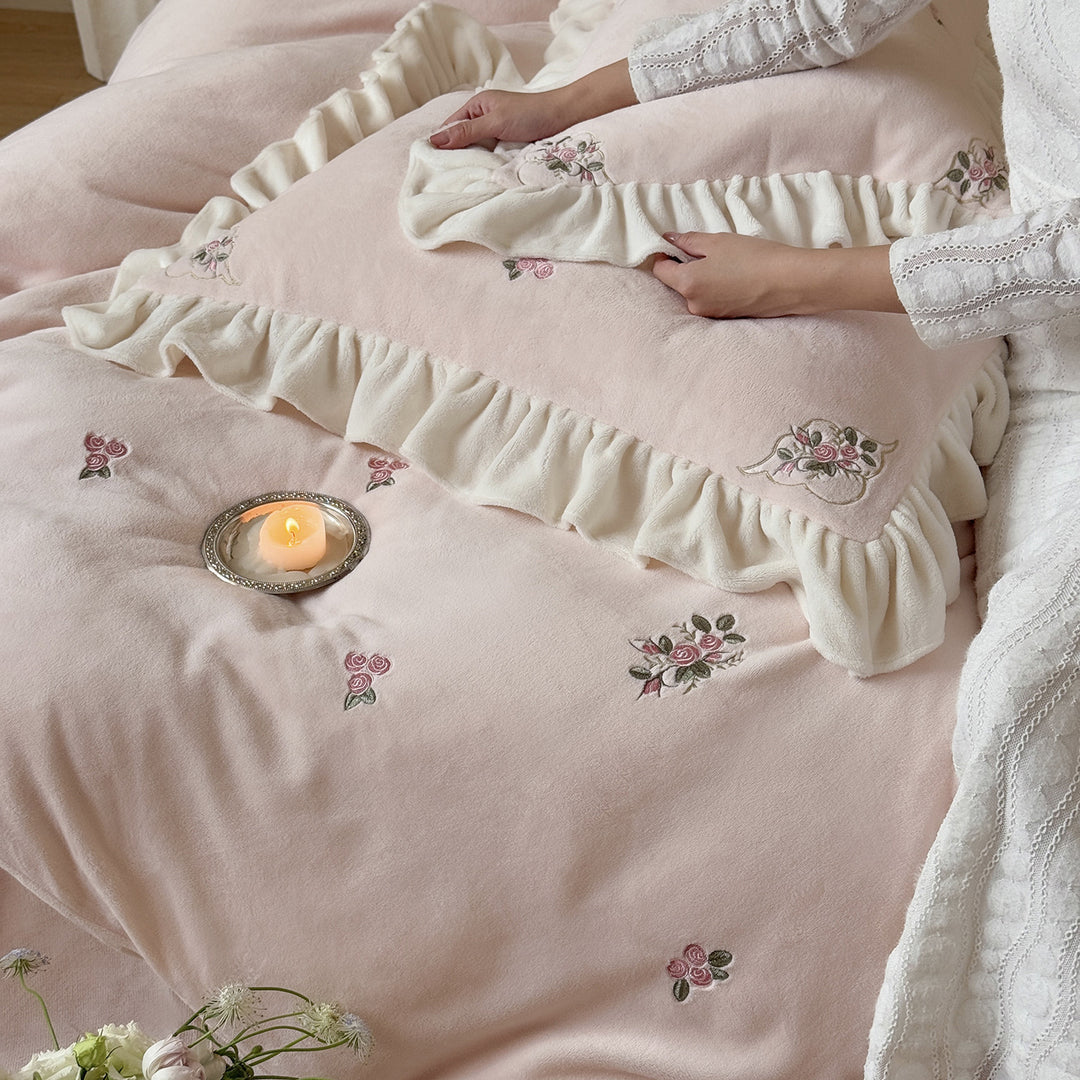 Romantisches besticktes Rosenvelours-Bettbezug-Set mit Rüschenkissenbezügen