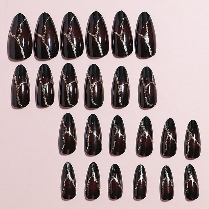 Künstlerisches Press-On Nageldesign mit goldenen Aderakzenten Karnz