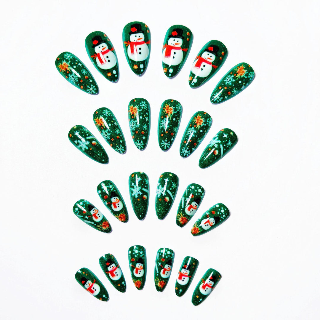 Kunstnägel mit Festlichem Schneemann-Design Karnz