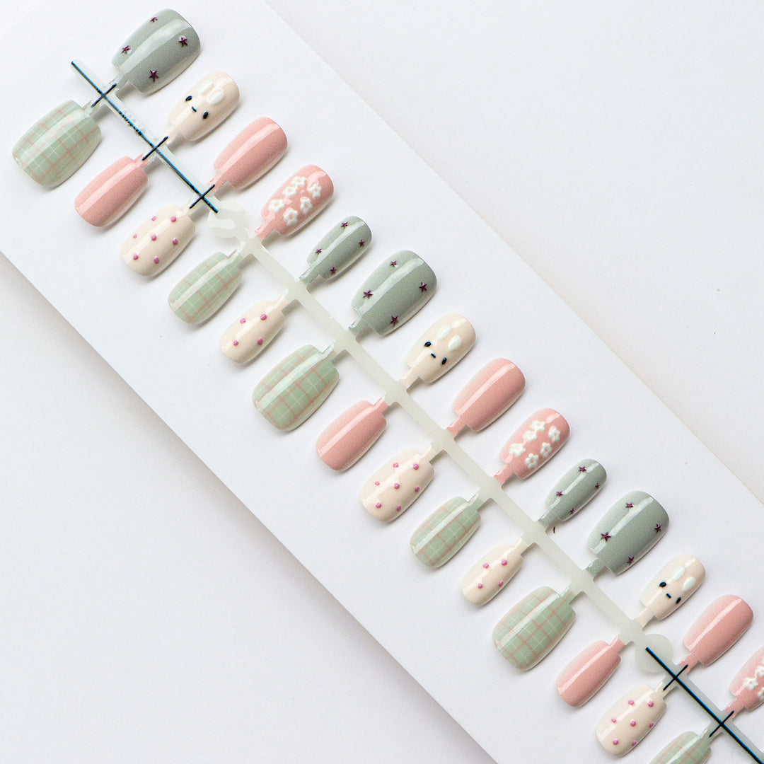 Künstlerisches Press-On-Nagelset mit floralen und geometrischen Designs
