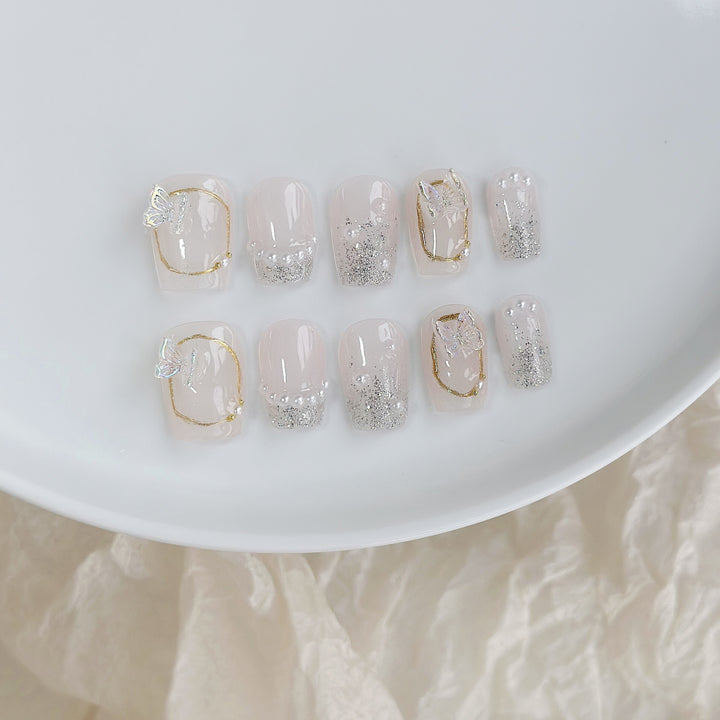 Elegantes Press-On Nagelkunst-Set mit Glitzer- und Perlenakzenten