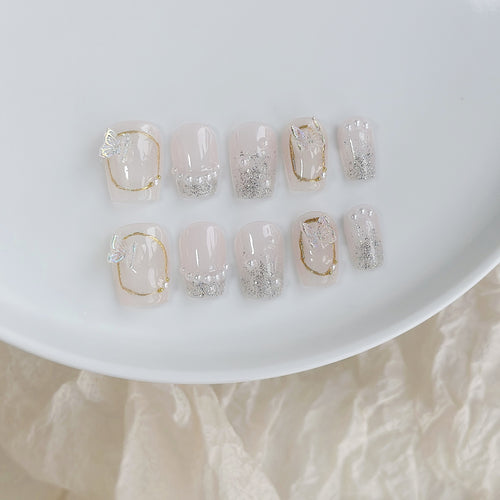Elegantes Press-On Nagelkunst-Set mit Glitzer- und Perlenakzenten