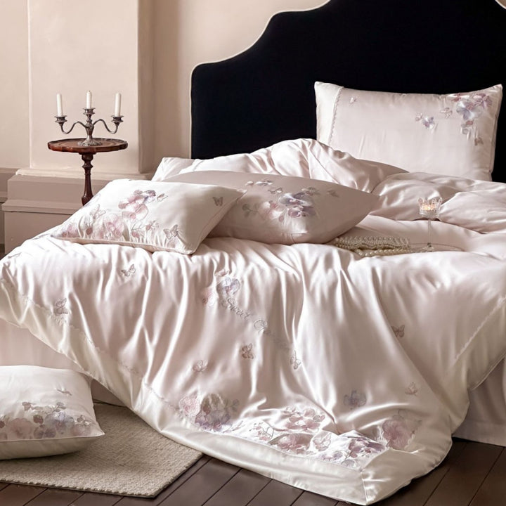 Luxuriöses Satin-Bettwäsche-Set mit floraler Stickerei und Schmetterlings-Applikation