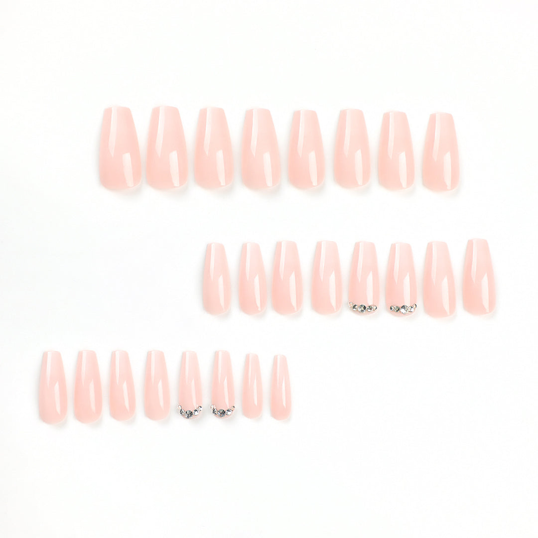 Kunstvolle Nagelverlängerungen mit elegantem Ombre-Design und Strass-Akzenten Karnz