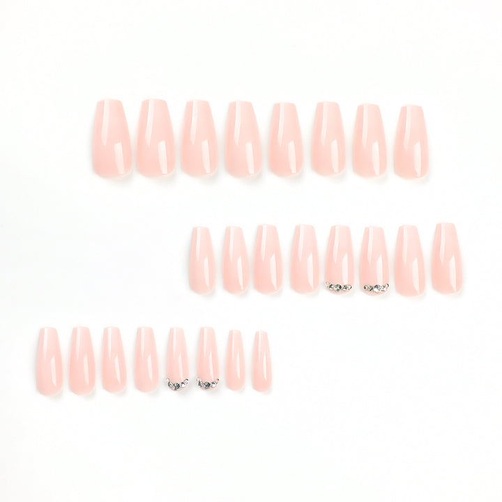 Kunstvolle Nagelverlängerungen mit elegantem Ombre-Design und Strass-Akzenten Karnz