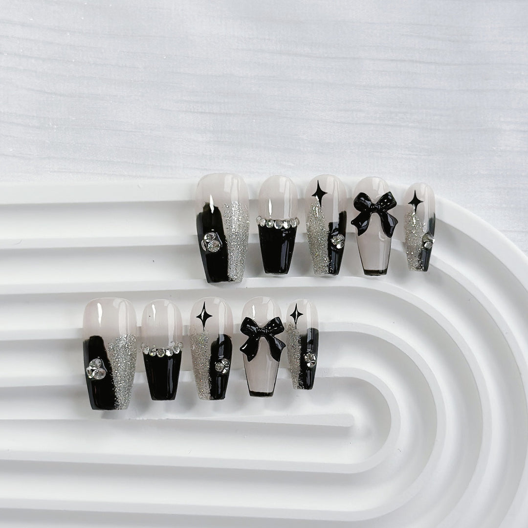 Künstlerisches Press-On Nagelkunstset mit Herz- und himmlischen Designs