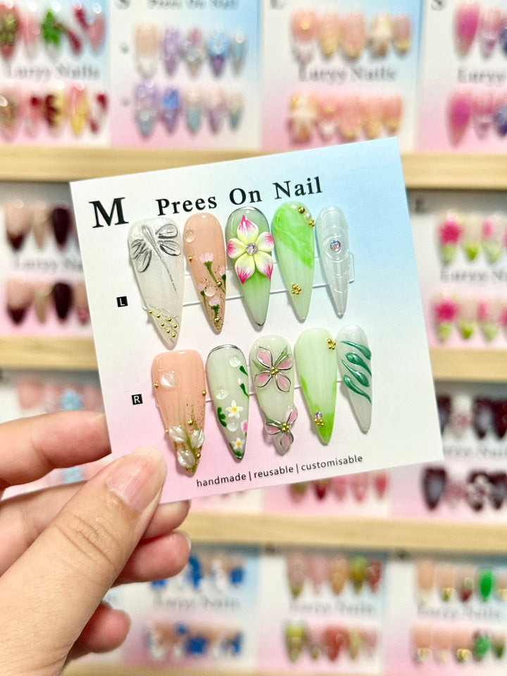 Künstlerisches Press-On-Nagel-Set mit floralen und grünen Akzenten