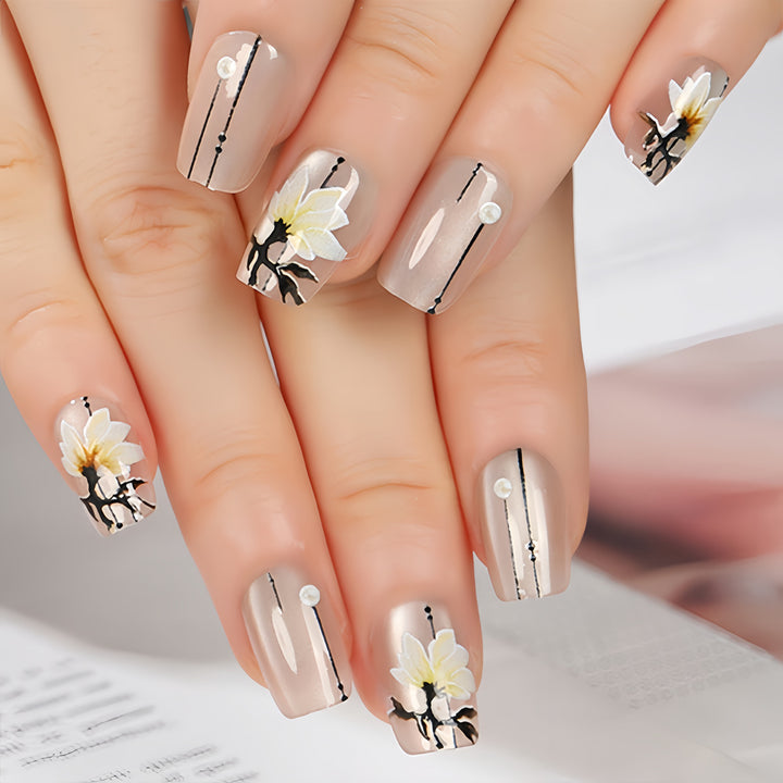 Elegante Kunstnägel mit floralen Akzenten Karnz