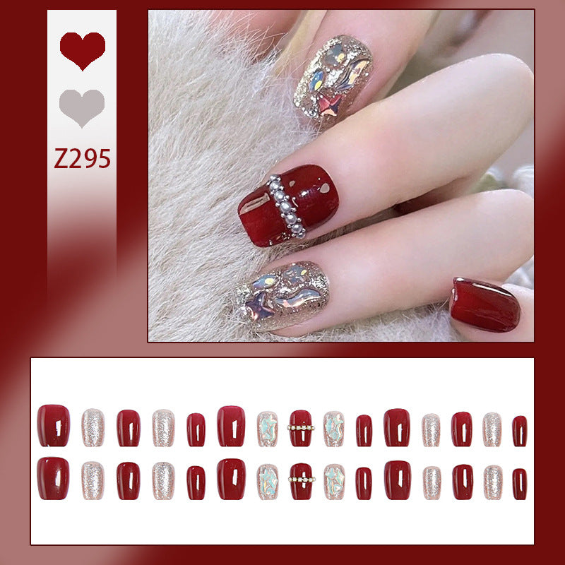 Glamouröses Kunstnagelset mit funkelnden 3D-Applikationen und edlen Verzierungen Karnz