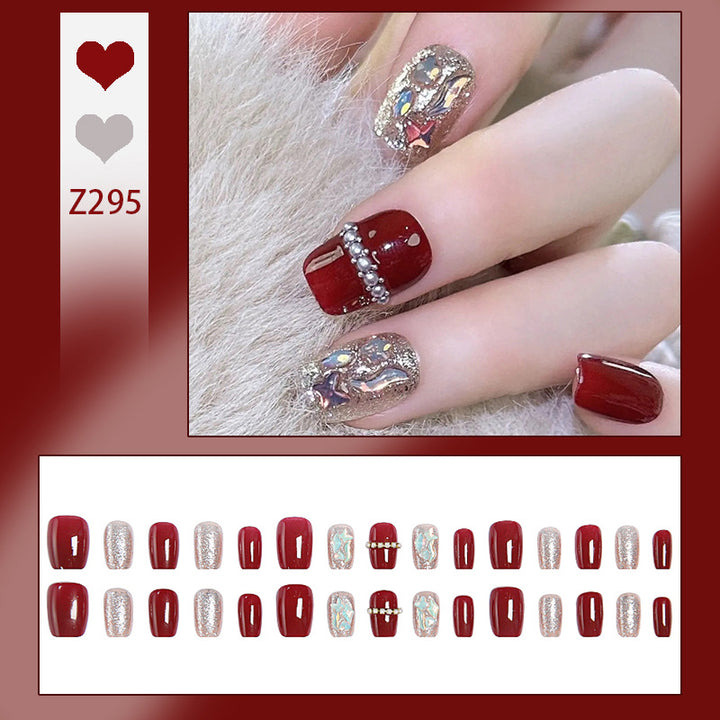 Glamouröses Kunstnagelset mit funkelnden 3D-Applikationen und edlen Verzierungen Karnz