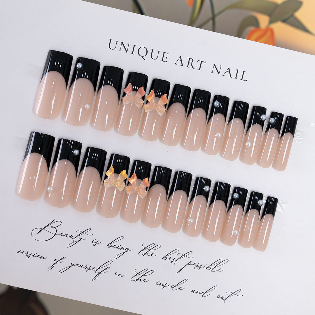 Dekorative Press-On Nagelkunst mit eleganten Schleifenakzenten