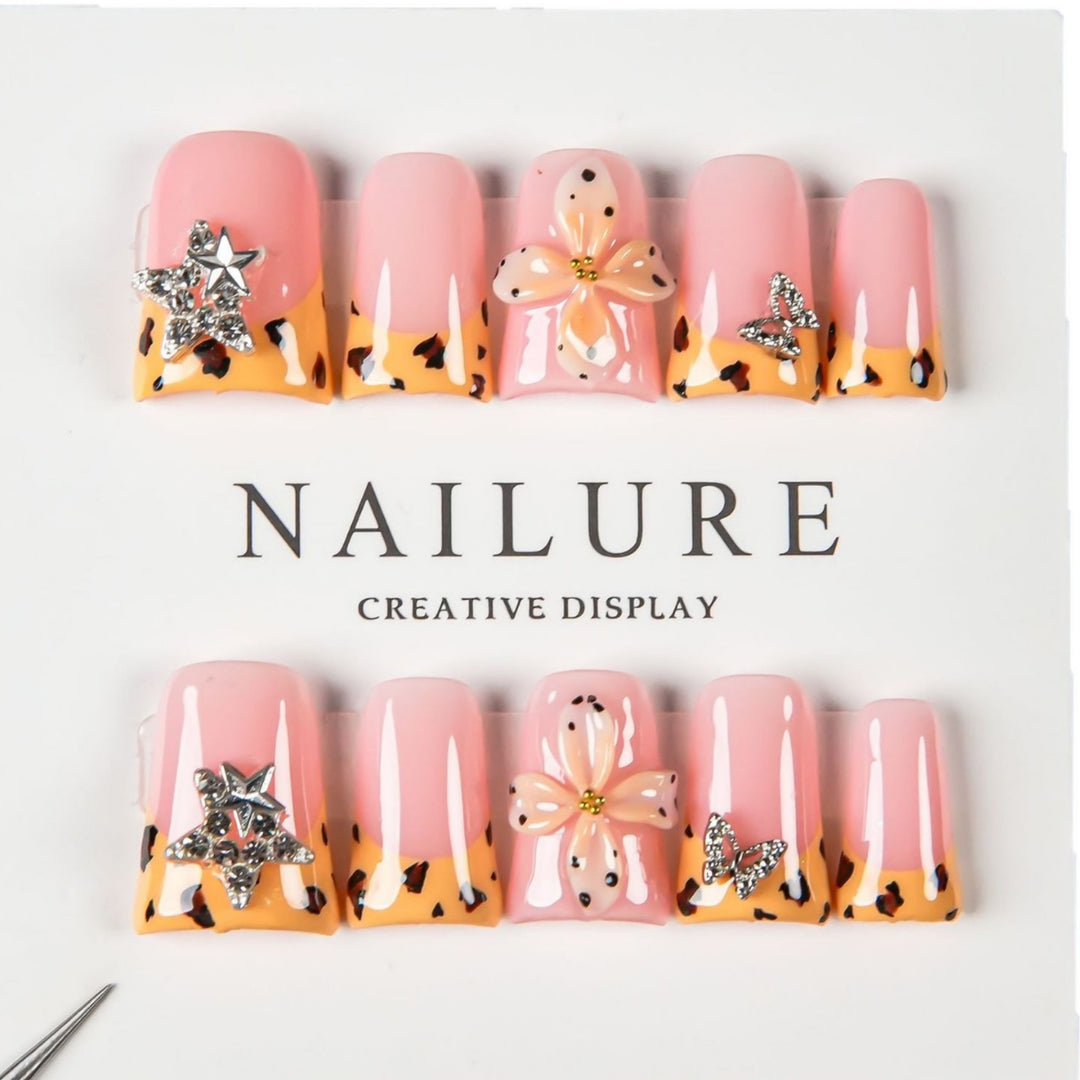 Dekoratives Press-On Nagelset mit floralen und Schmuckakzenten