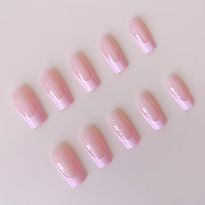 Kunstnagelset mit modernen French Spitzen und eleganten Akzenten Karnz