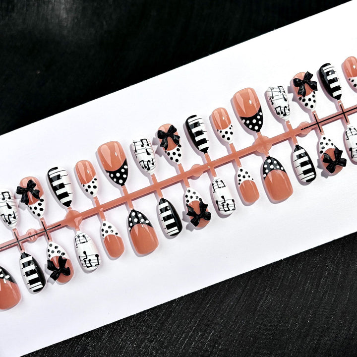 Stylisches Themen-Press-On-Nagel-Set