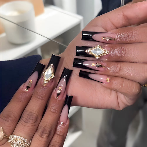 Elegante Stiletto Druck-Nagelverlängerungen mit dekorativen Juwelen Karnz