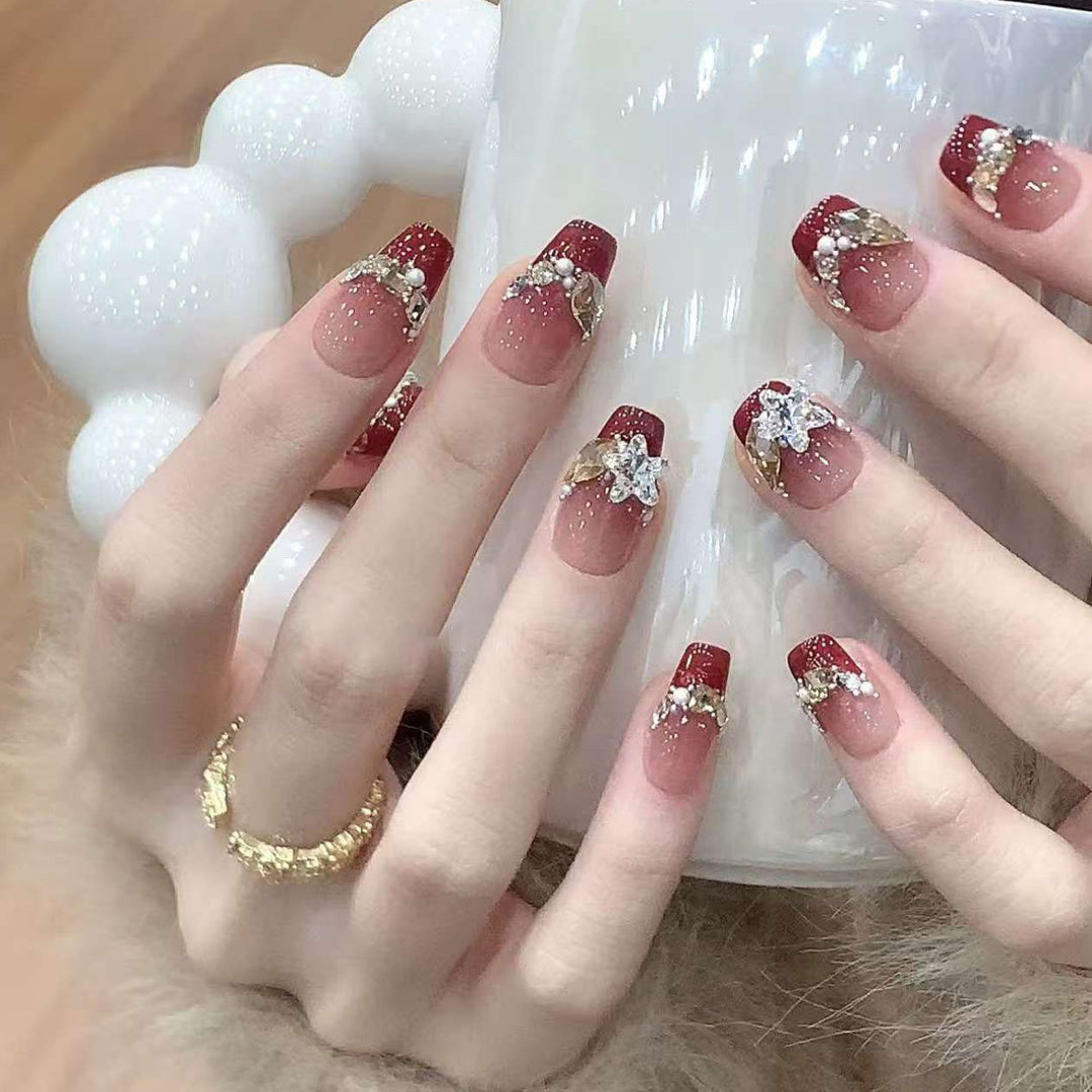 Künstlerisches Press-On-Nageldesign mit Edelsteinakzenten Karnz