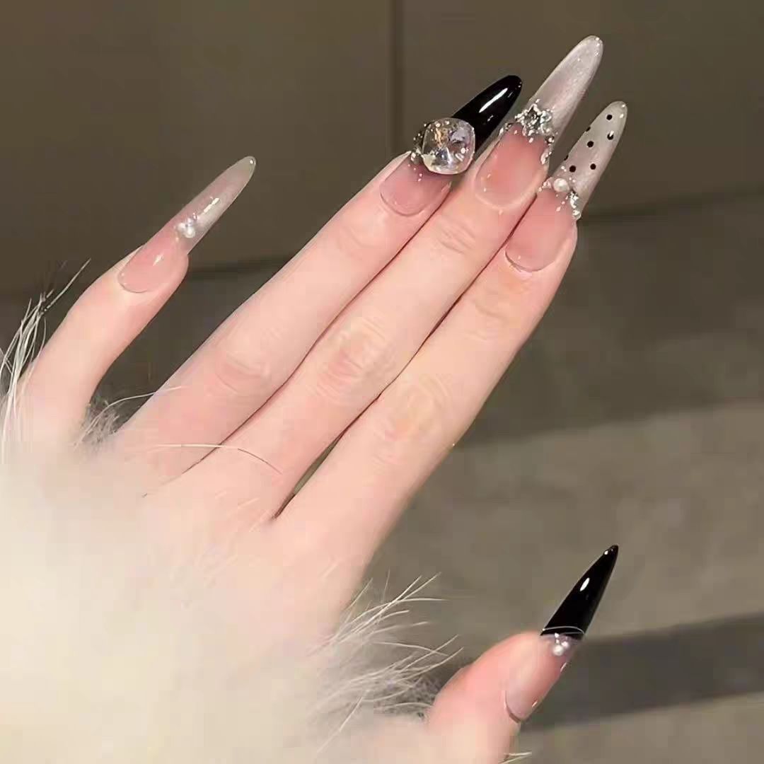 Luxus Stiletto Press-On Nagelverlängerungen mit Strassakzenten Karnz