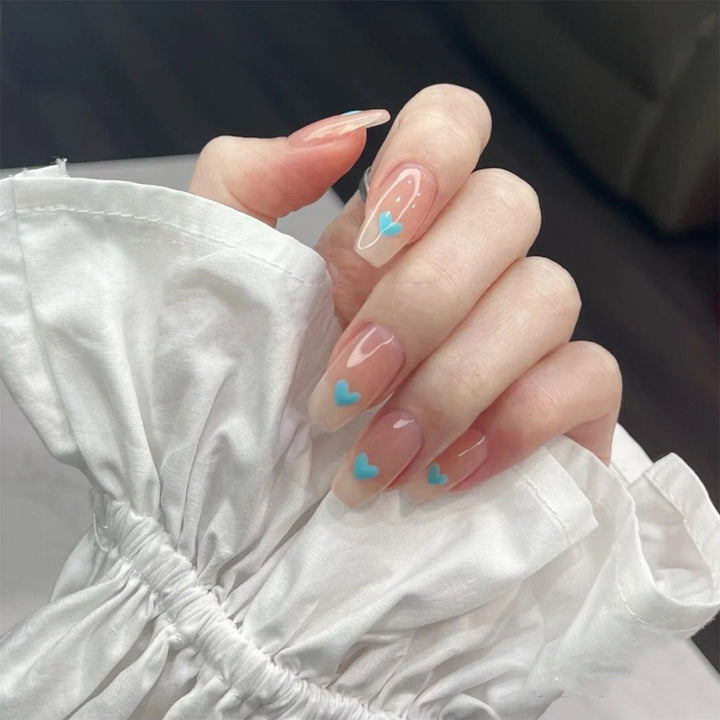 Kunstvolle Nailart mit Herzmotiven Karnz