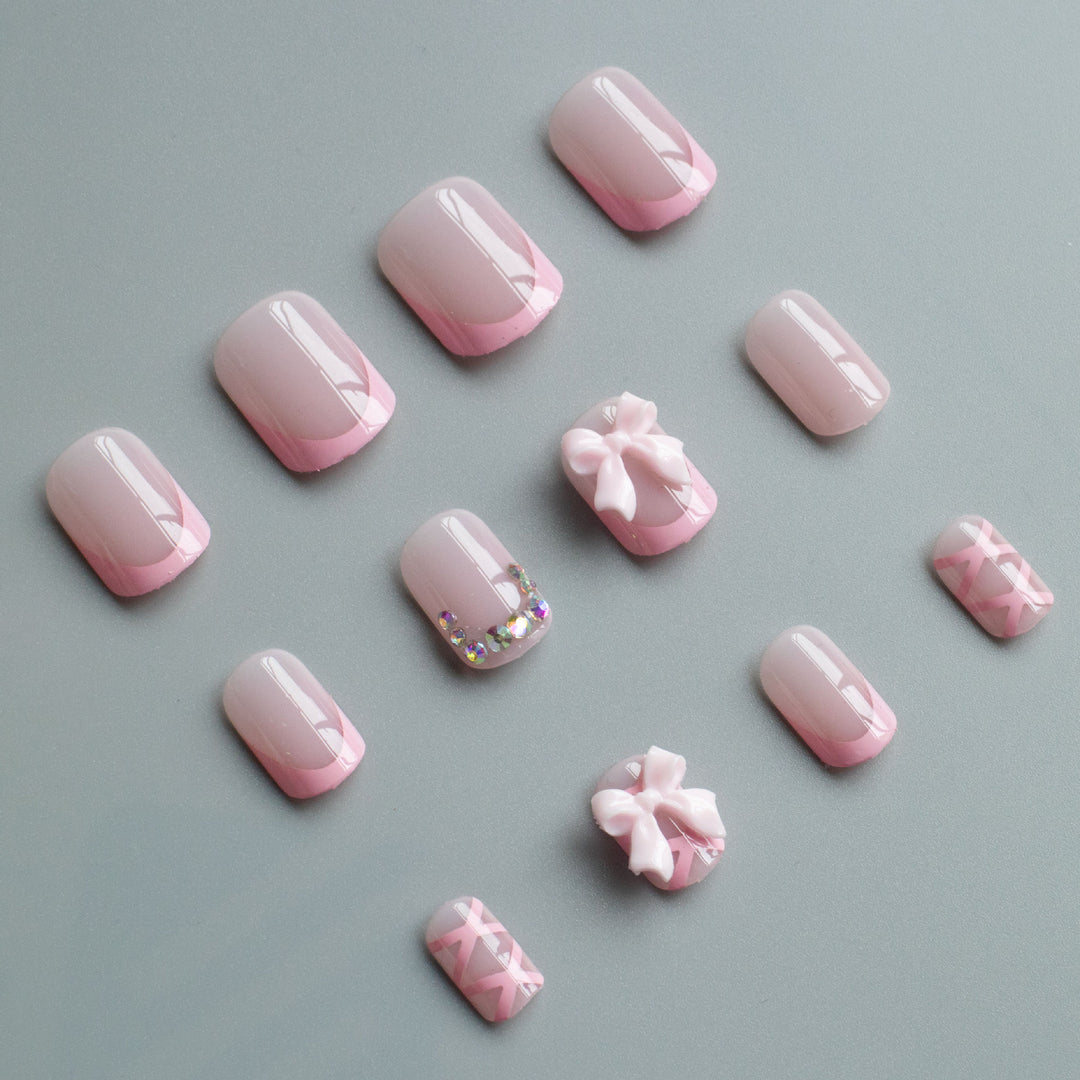 Dekorativer Nagelkunst-Set mit Schleifenakzenten