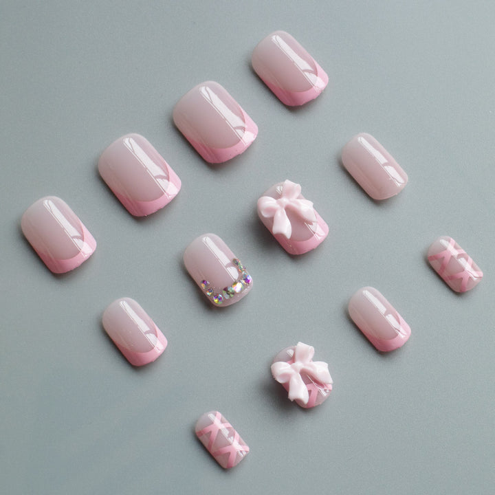Dekorativer Nagelkunst-Set mit Schleifenakzenten