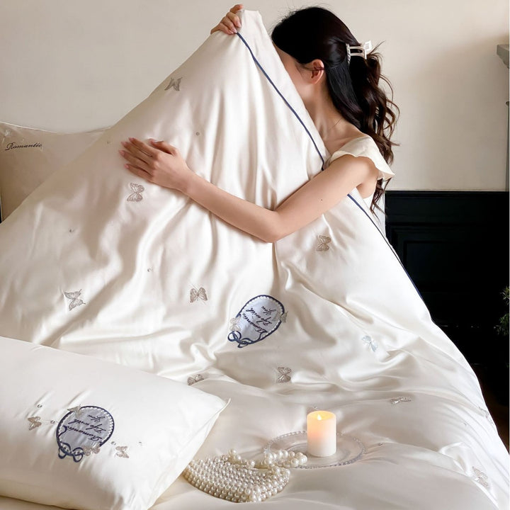 Luxuriöses Baumwollsatin-Bettwäscheset mit bestickten Schmetterlingsapplikationen und feiner Paspel