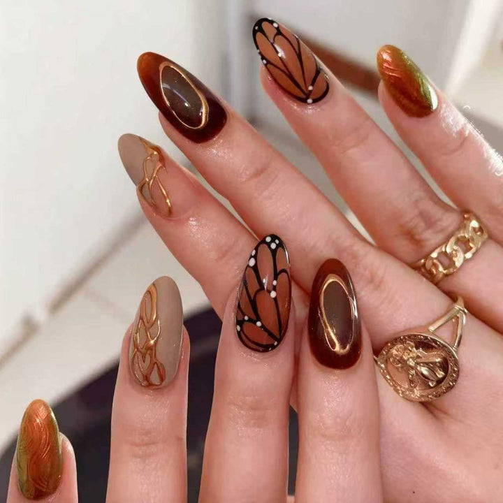 Kreatives Nageldesign mit kunstvollen Verzierungen Karnz