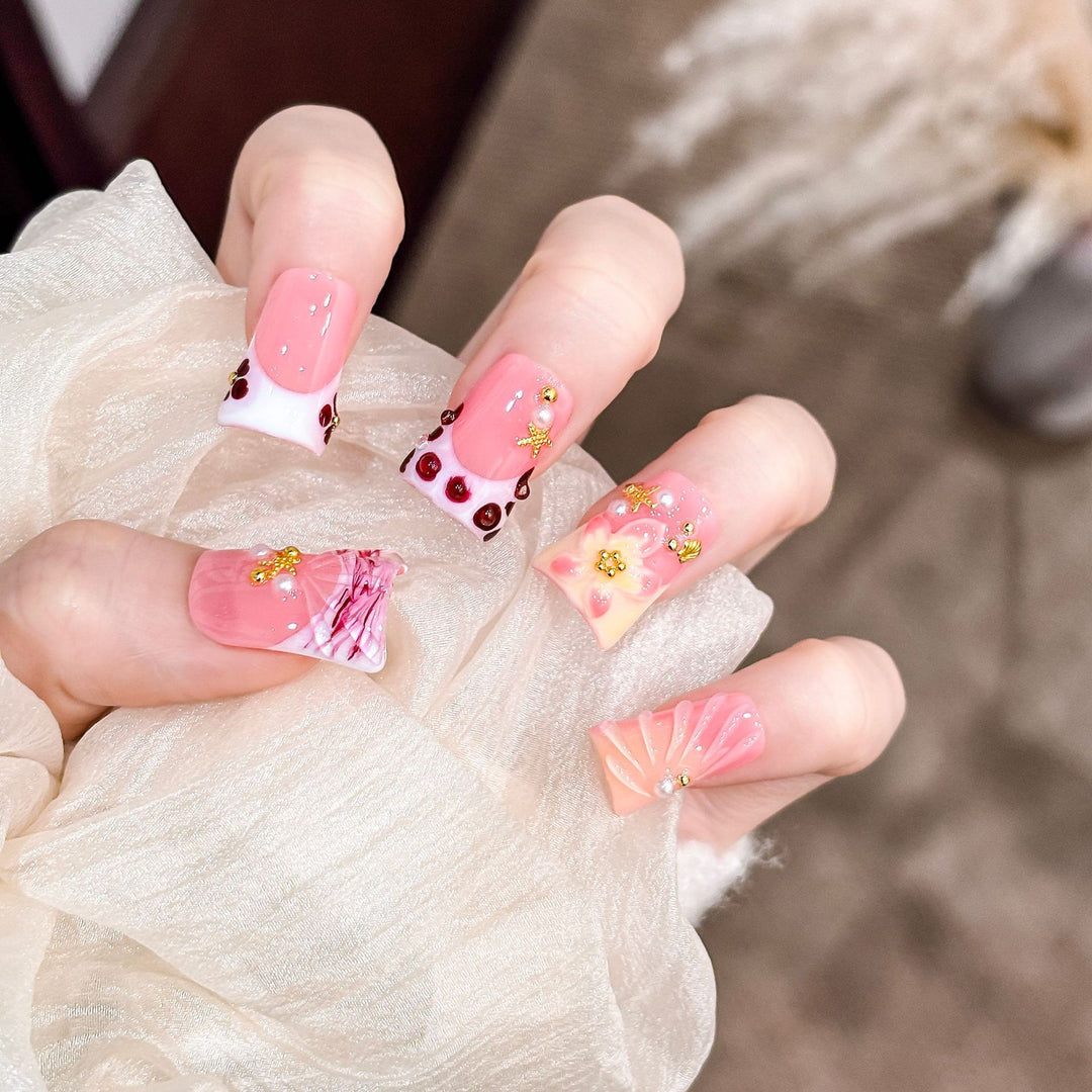 Künstlerisches Acryl-Nageldesign mit Edelstein-Akzenten