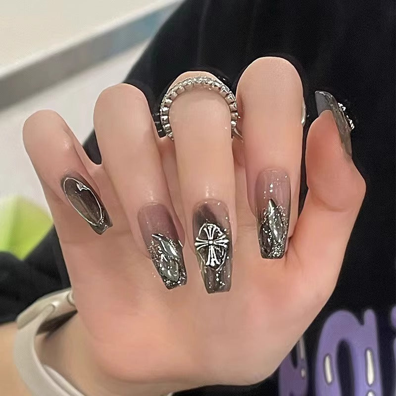 Glamouröse Kunstfingernägel mit Herz-Design und Glitzernden Akzenten Karnz