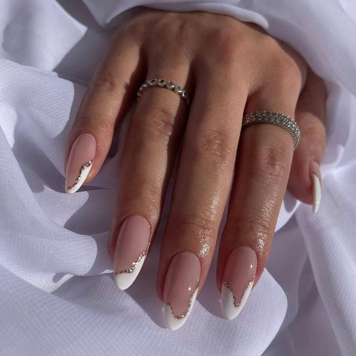 Elegante Stiletto Press-On Nägel mit kristallverzierten Spitzen Karnz