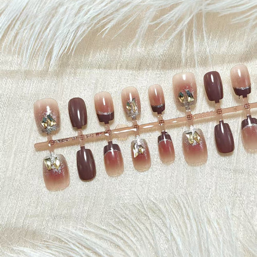 Elegante Kunstnagel-Set mit Goldakzenten Karnz