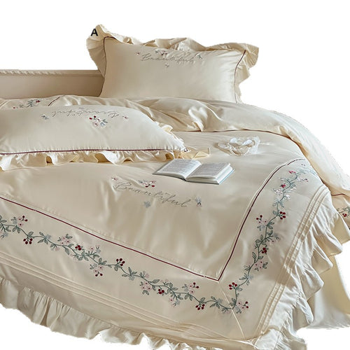 Romantisches Rüschendekoriertes Baumwollsatin Bettbezug-Set mit floralem Rankenzuschnitt undKissenbezügen mit Paspel