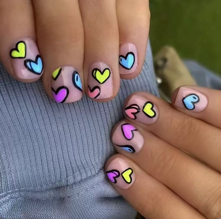 Kunstnagelset mit bunten Herz-Motiven Karnz