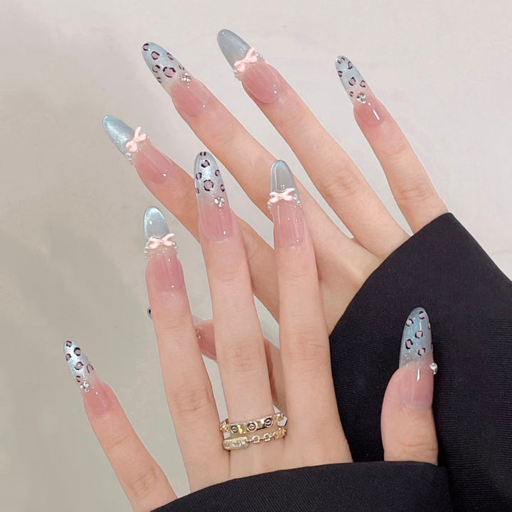 Künstlerisches Press-On-Nagelset mit einzigartigen Schleifen- und Herzakzenten Karnz