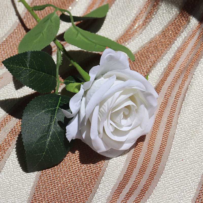 Realistische Seidenrose Stiel
