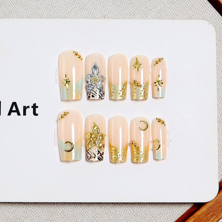 Kunstnagelset mit floralen 3D-Applikationen und eleganten Verzierungen Karnz