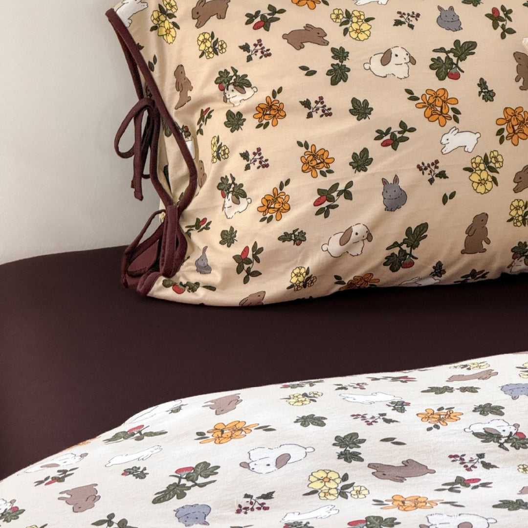 Bettwäsche-Set aus Baumwollperkal mit Eckenbändern und Kissenbezügen