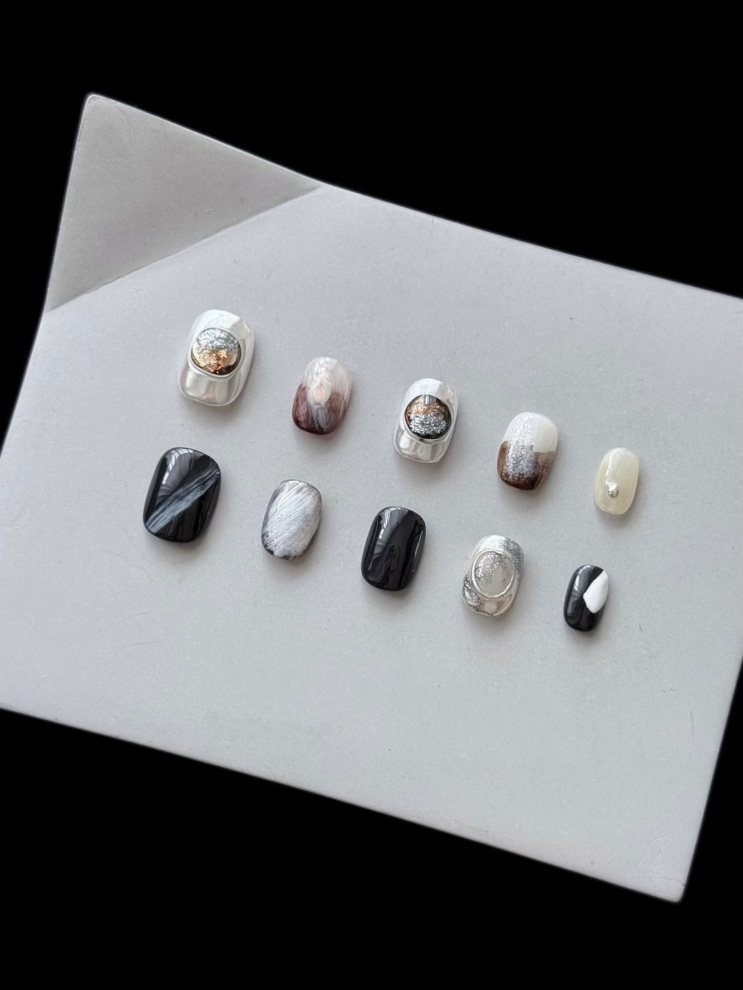 Künstlerisches Press-On Nagel-Set mit eleganten Designs